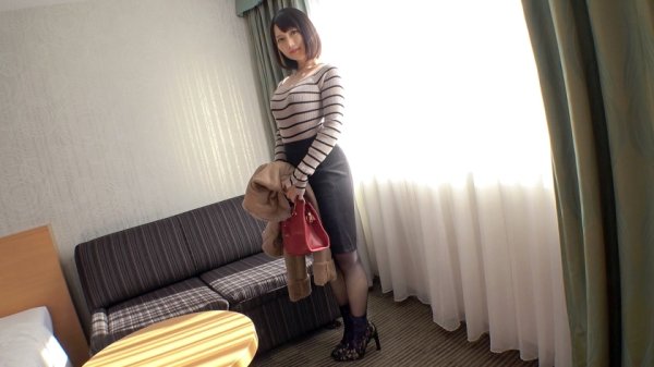 【香椎佳穂】マジ軟派、初撮。 1734 マッチングアプリもバイブも大好きな美人秘書をナンパ！遊びまくって身につけた超絶フェラテクは見てるだけでイキそうになる！？感度も抜群で絶頂連発！しかも美乳だし美尻だし関西弁が可愛いし…このお姉さん、死角なし！！