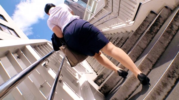 【朝陽えま】【超エロムチBODY】21歳【働く変態オンナ】えまちゃん参上！不動産会社に勤め外回り中にAV出演する彼女の応募理由は『私、我慢できない性格で…♪』昼過ぎに待ち合わせし夕方には会社に戻る！？【勤務中にSEX！！】白昼堂々アナル舐め手コキは必見！我慢を知らない社会人の連続激イキSEX絶対に見逃すな！