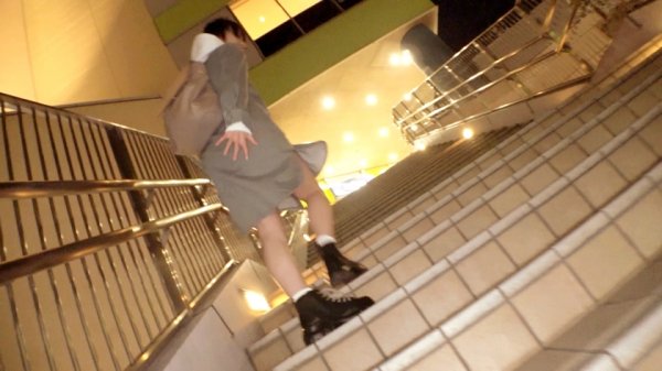 【もなみ鈴】【超ミラクル美少女】20歳【ショートカットでボーイッシュ】すずちゃん参上！ラーメン屋でバイトする彼女の応募理由は『好奇心に負けちゃいました♪』彼氏に内緒でAV出演！希望のエッチは【麺バリ硬】【白濁濃厚スープ】のようなエッチw気持ち良過ぎてヨダレが止まらない激カワ美少女の濃厚SEX絶対に見逃すな！