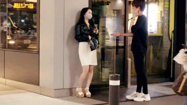 【肉食美女】【谷間に注目♪】頭の中はエロい事で埋め尽くしている「あや」ちゃん参上！普段から男性とお相手いているから色々とお手の物♪最近の趣味は『童貞を美味しくいただく♪』肉食全開の彼女は『男優のチ●ポに挑戦してきた！』【ゴッドハンド】【ガニ股スパイダー騎乗位】貪るセックスに驚愕の嵐！えげつない腰つきはグアングアンとエロ過ぎる！彼女自身は「セックスはヤルかヤラれるか」絶対に負けられないSEXを見逃すな！！