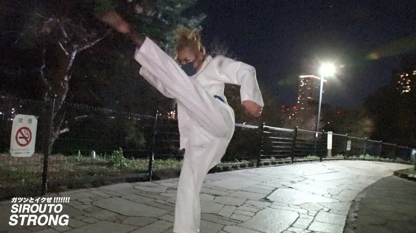 【ステゴロ最強美女】余分な前説、ヌルい前戯、一切無し！！イキなりフルスロットルで、格闘技歴5年の腹筋美女をイカせまくるッ！！！好みの男を見かけると技をかけたくなる、謎の格闘女子が登場！！張りのある超美乳と6パックが美しい！！屈強な男優が全員逃げ出す異常事態！！最強美女がイキまくる衝撃9Pセックス60分一本勝負が観れるのは「シロウト・ストロング」だけ！！！