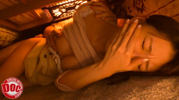 【宇流木さら 他】こたつの中の無防備な下半身に我慢出来ずイタズラ！兄貴の彼女が痴女に変貌！ 背徳感に燃える中出し性交