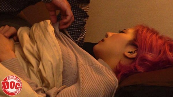 【氷堂りりあ 他】酔いつぶれた友達の横で、友カノにちょっかい出したらお互い感じまくり、バレないように声を抑えながらするSEXに興奮！！