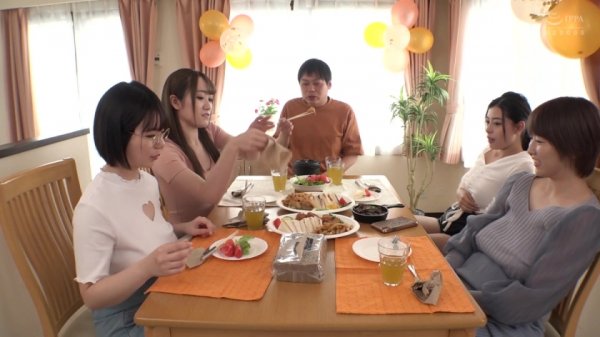 【初愛ねんね 他】巨乳だらけのシェアハウス 開放的なお姉さまたちの性欲が強すぎておっぱいまみれの濃厚ハーレムに入居者男性の精子が追いつかず退去者続出！？