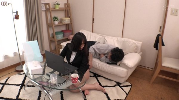 【夏川うみ 他】上司とのリモート会議中に彼氏がイタズラ！！？「バレたらヤバい…！！」緊張と興奮でマ○コはビショビショ！表情を変えず、声も出さずにこっそりSEX！